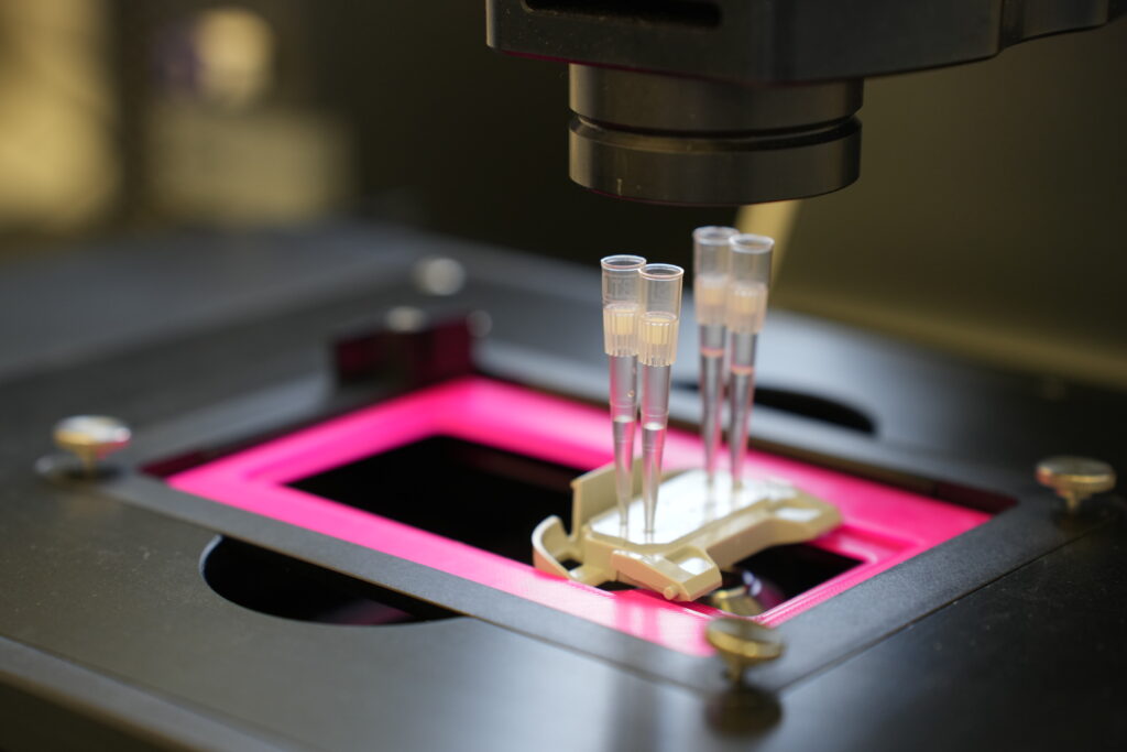 Small cylinders containing liquids are analysed under a digital microscope.